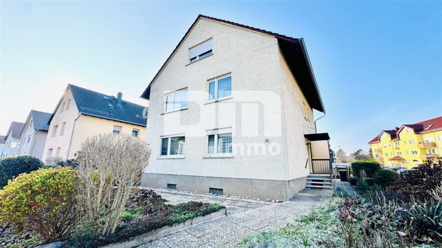 Kompakte Dreizimmer DG Wohnung in gepflegtem Dreifamilienhaus in gesuchter Lage - Frontansicht / Vorgarten / Zugang zur Wohnung